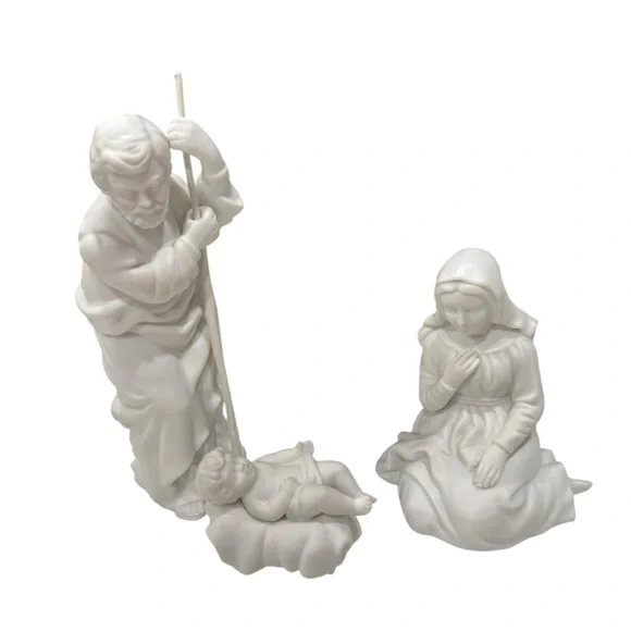 Avon Nativity Collectible Holy Family Mary Joseph Baby Jesus Porcelain  3 pieces - Picture 3 of 8